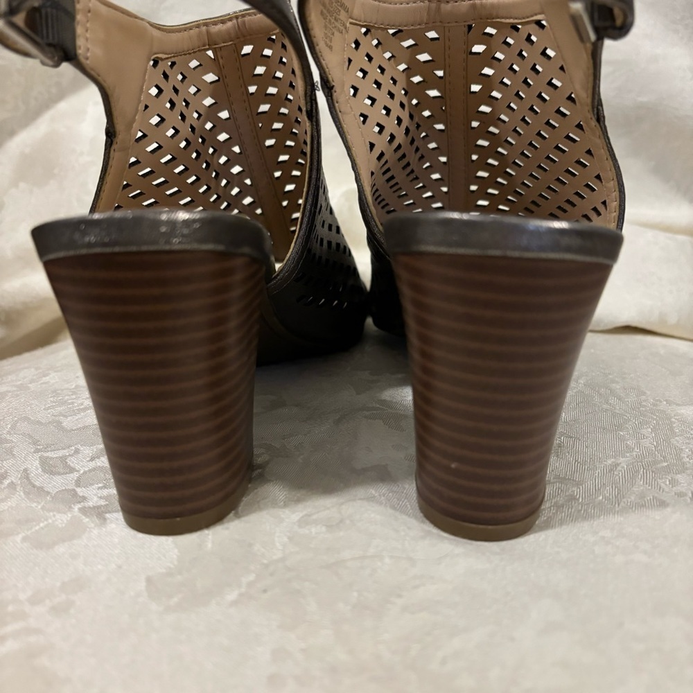 NWOT Liz Claiborne Pewter Sling Back Block Heel, Size 9 - Picture 7 of 12